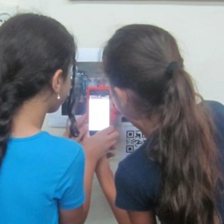ילדות משחקות בטלפון סלולרי