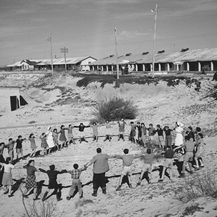 -זולטן קלוגר-עליית הנוער-צעירים רוקדים את ריקוד ההורה במחנה עולים בנתניה-1948